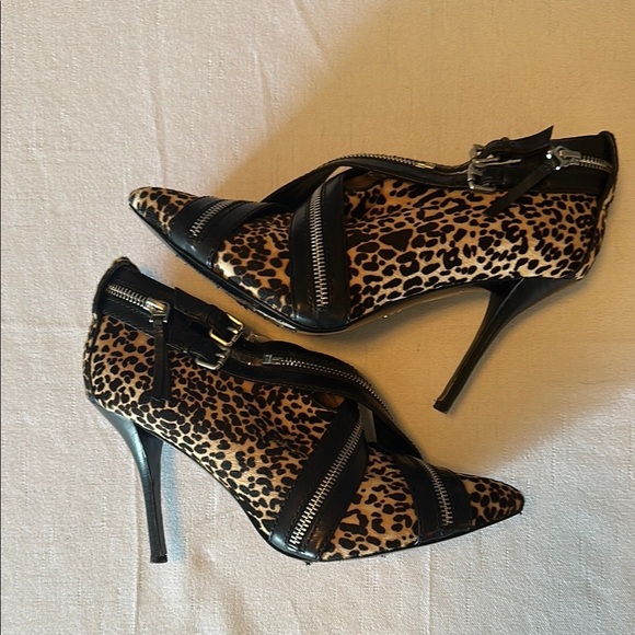Vince Camuto Brown and Black Heels with Sophisticated Design - Picture 1 of 11
